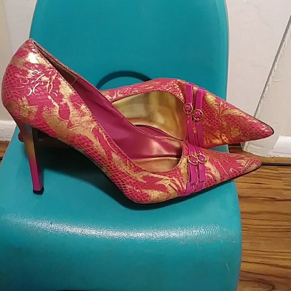 Hot pink with gold tone detail 👠 👠
